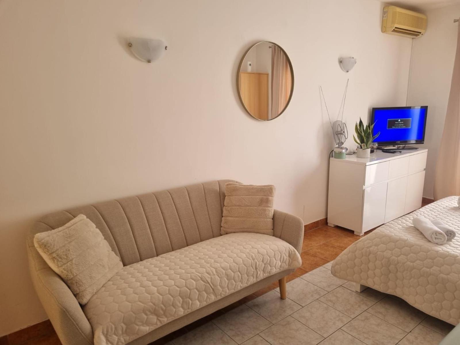 Apartment Bubi Necujam Luaran gambar
